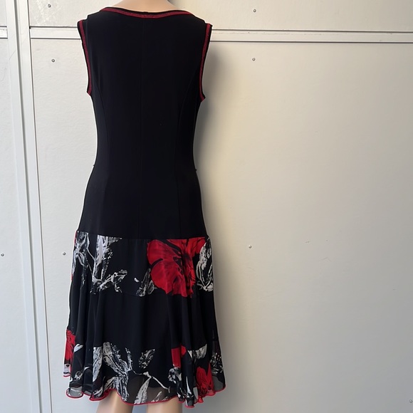 Floral Round Neckline Short Sleeve Midi A-
line Dress size 6 - Picture 2 of 4